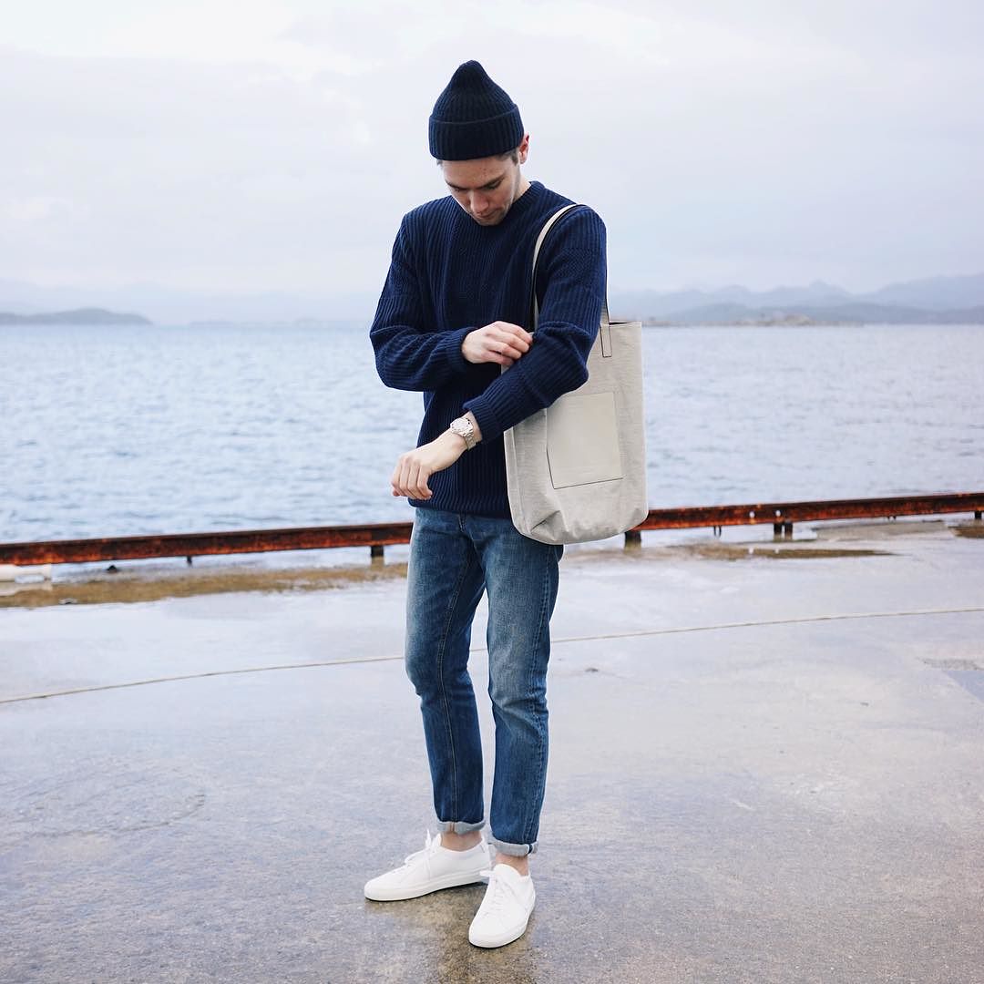 From classic white crew neck tee to cool denim shirt, keep reading the find out which closet basics are wardrobe must-haves. 