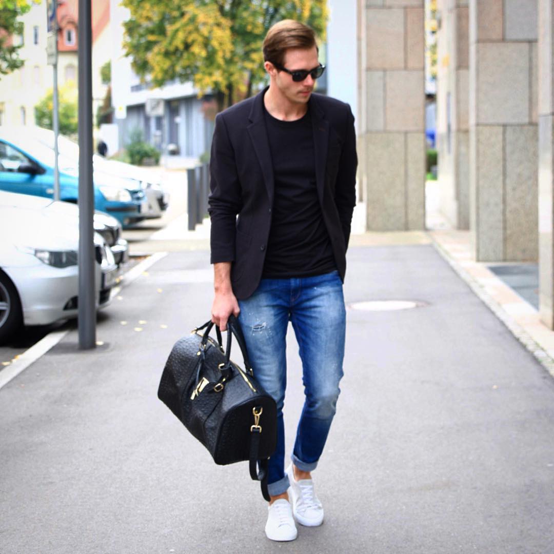 Black crew neck t-shirt street style for men 