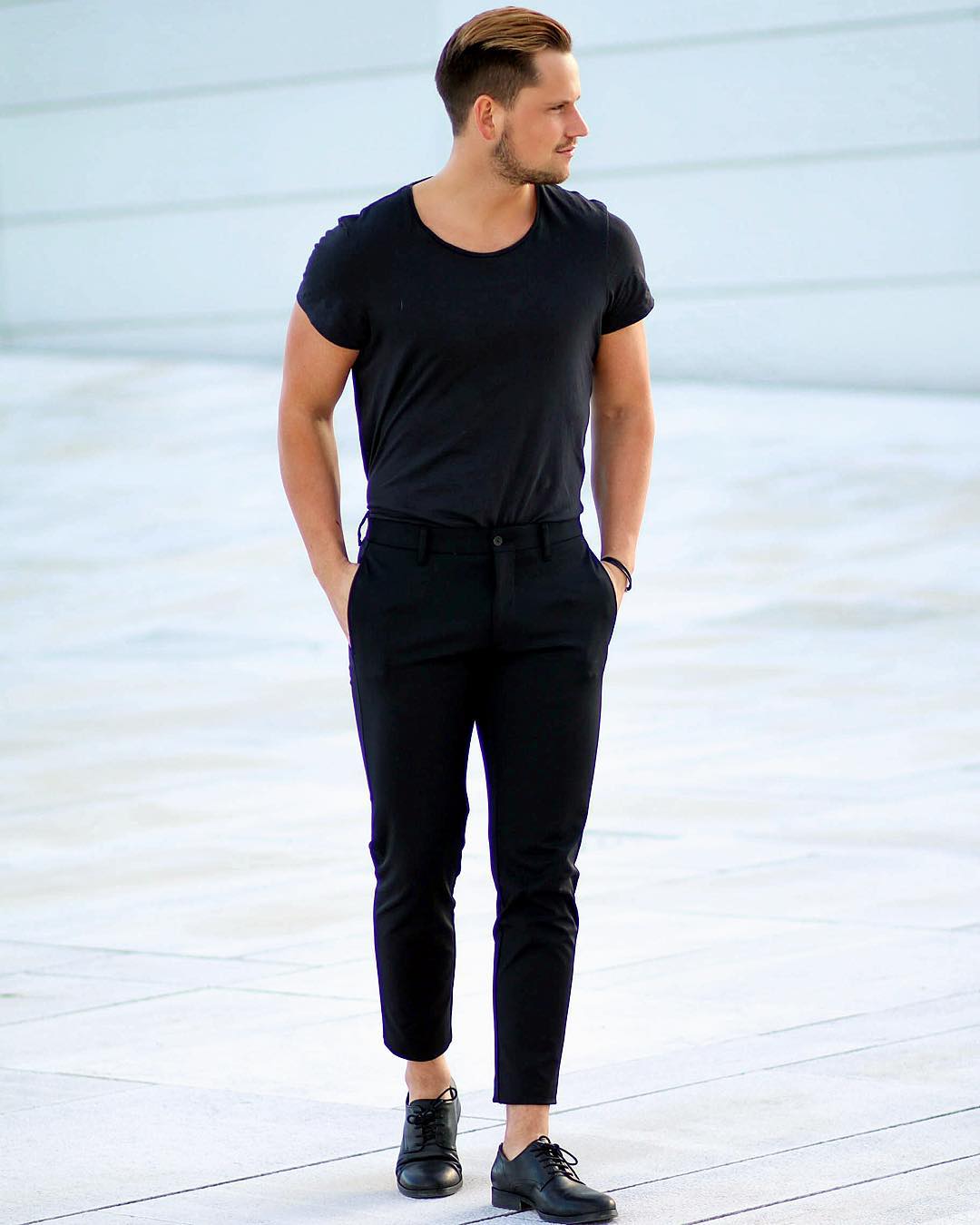 Black crew neck t-shirt street style for men 