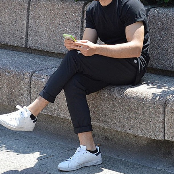 Black crew neck t-shirt street style for men 