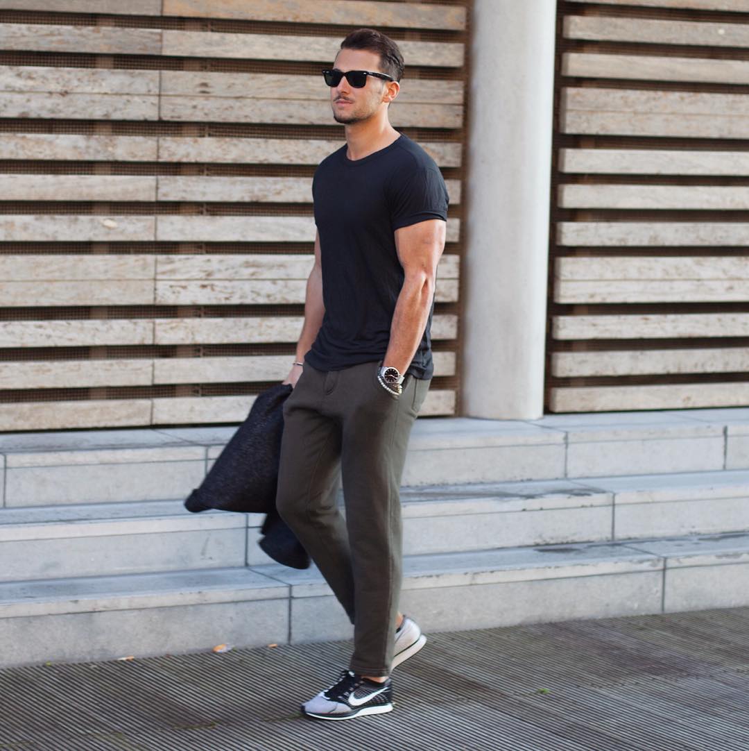 Black crew neck t-shirt street style for men 
