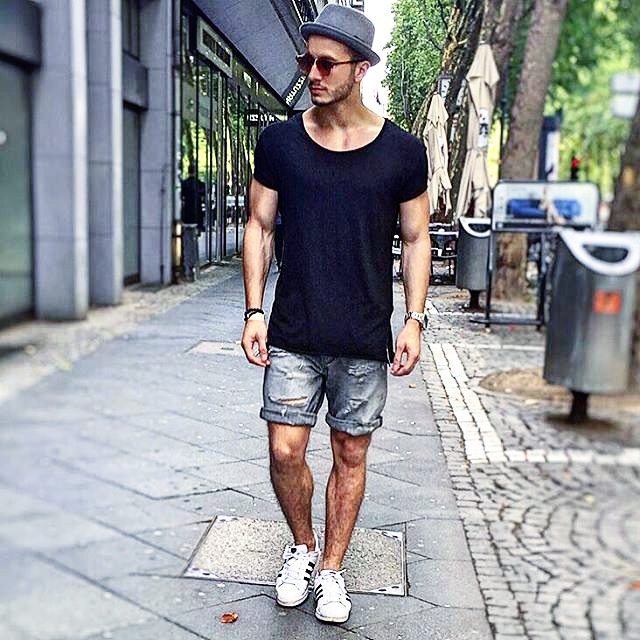 Black crew neck t-shirt street style for men 