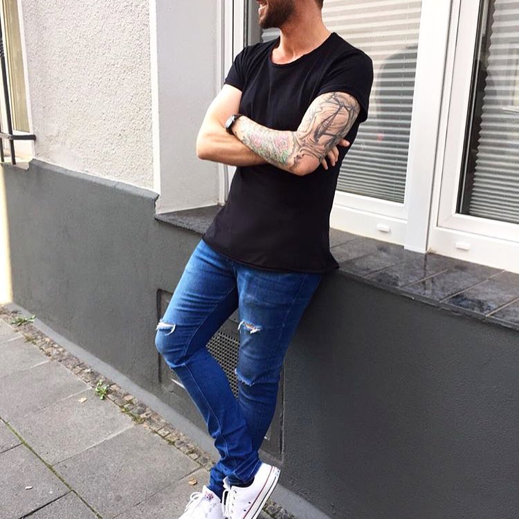 Black crew neck t-shirt street style for men 