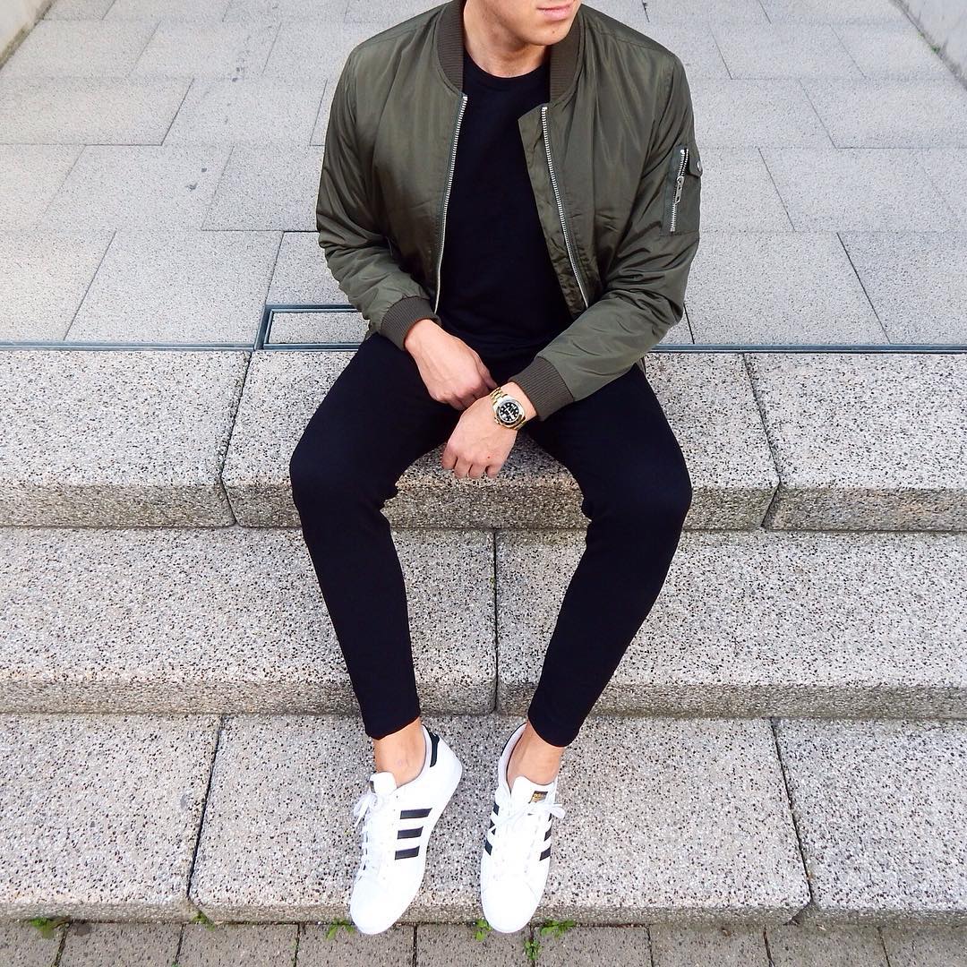 Black crew neck t-shirt street style for men 