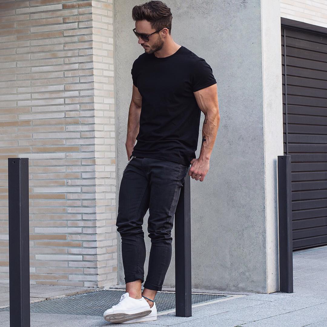 Black crew neck t-shirt street style for men 