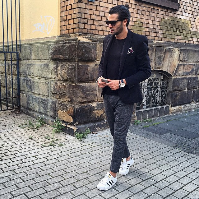 Black crew neck t-shirt street style for men 
