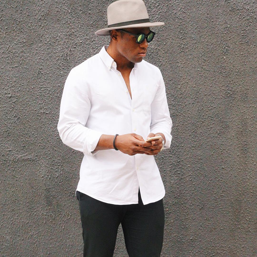 We rounded up 8 amazing looks you can try with your white shirt, from pairing it with ripped denim or cool chinos.   Now, to help you style your white shirt right, we’ve put together 8 insanely cool photos of guys wearing a crisp white shirt.