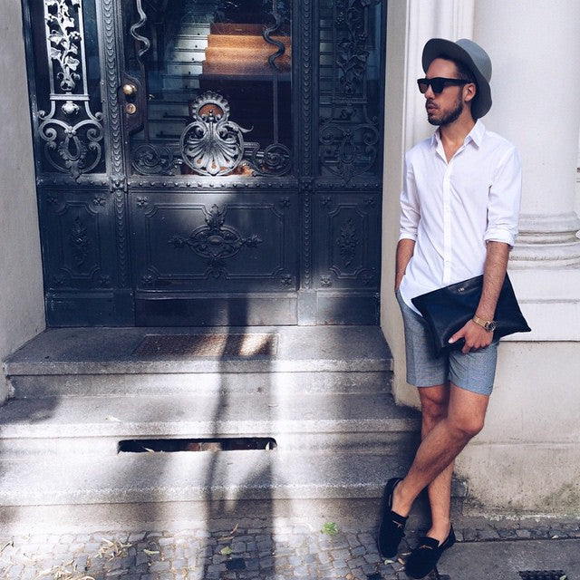 We rounded up 8 amazing looks you can try with your white shirt, from pairing it with ripped denim or cool chinos.   Now, to help you style your white shirt right, we’ve put together 8 insanely cool photos of guys wearing a crisp white shirt.