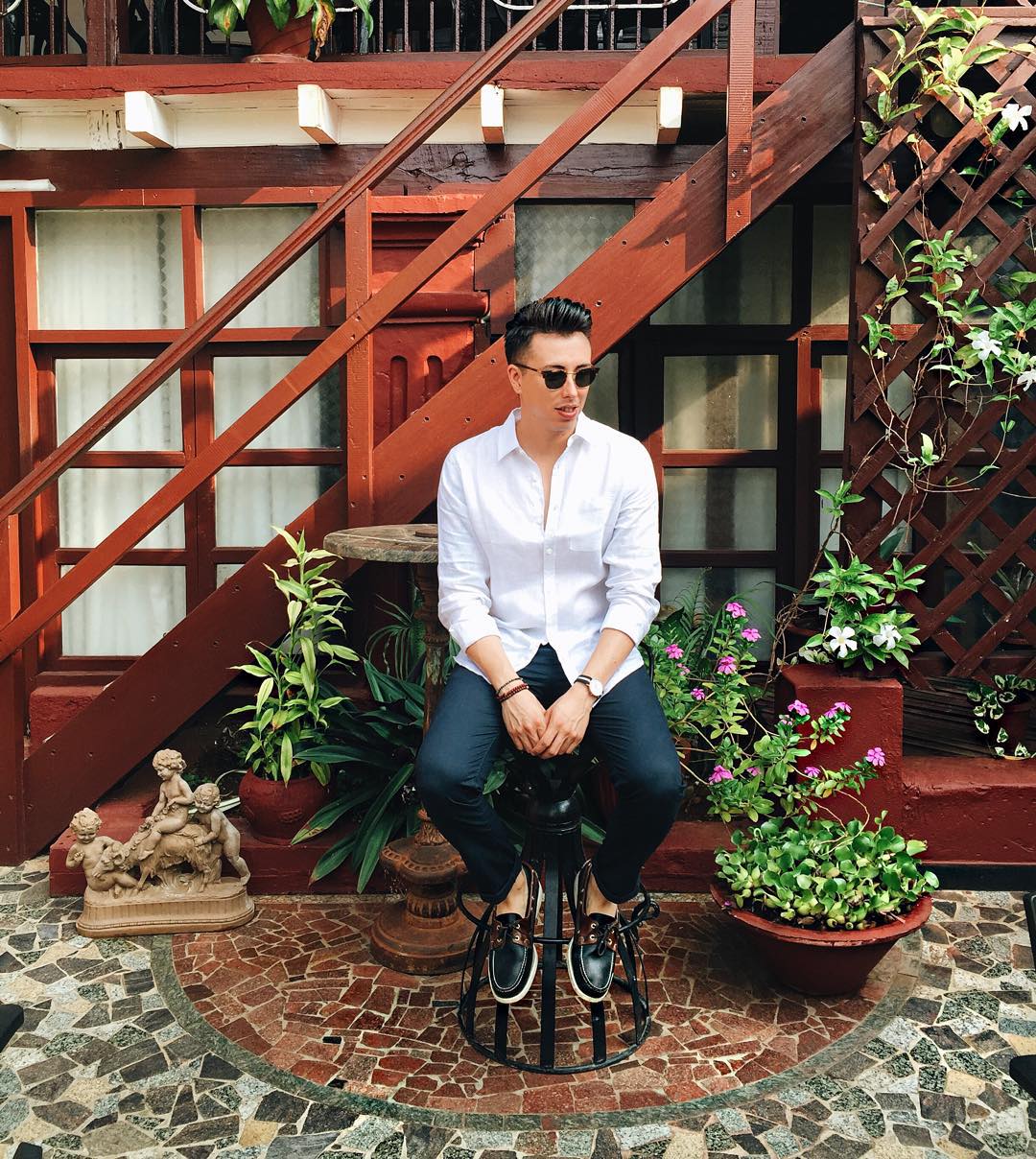 How to wear a white shirt for men