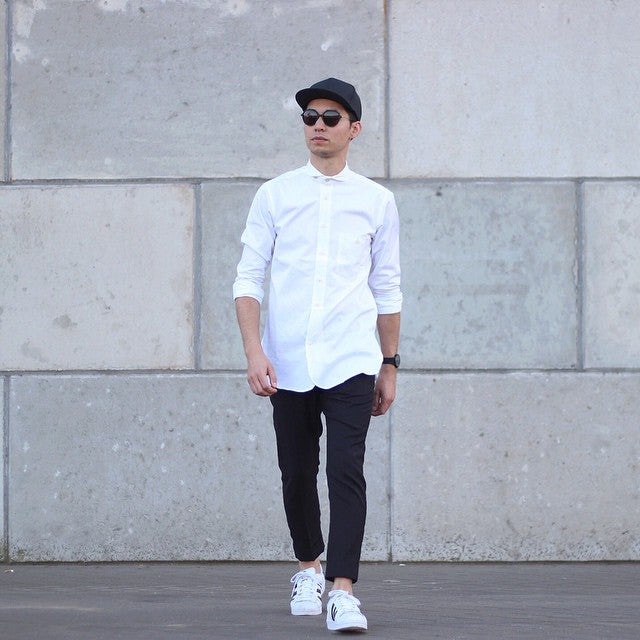 We rounded up 8 amazing looks you can try with your white shirt, from pairing it with ripped denim or cool chinos.   Now, to help you style your white shirt right, we’ve put together 8 insanely cool photos of guys wearing a crisp white shirt.